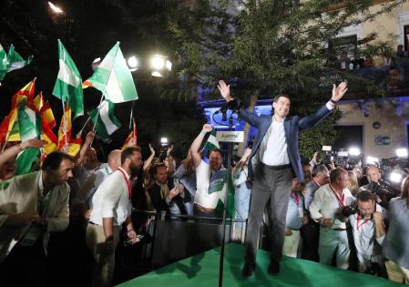 Juan Manuel Moreno Bonilla, en Sevilla durante la celebración de la victoria electoral en Andalucía, tras obtener la mayoría absoluta