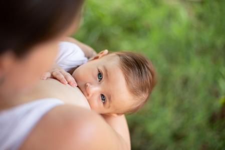 Madre amamantando a su hijo