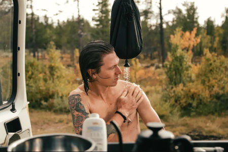 Para refrescarse también se puede optar por una ducha portátil exterior