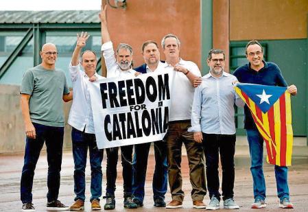 FOTO ALEX GARCIA LOS PRESOS INDEPENDENTISTAS DEL PROCES SALEN POR UN INDULTO DE LA PRISION DE LLEDONERS. ORIOL JUNQUERAS, JORDI SANCHEZ, JORDI CUIXART, RAUL ROMEVA, JORDI TURULL, JOSEP RULL Y JOAQUIM FORN. LES RECIBE EL PRESIDENT PERE ARAGONES Y UNA DELEGACION DE CONSELLERS 2021/06/23