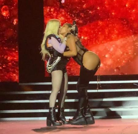 La 'reina del pop' ya se ha besado antes con otros artistas, como Britney Spears o el rapero Drake