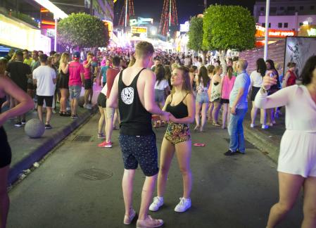 12 06 15 magaluf mallorca turistas britanicos en la calle punta ballena de magaluf    foto jaime reina