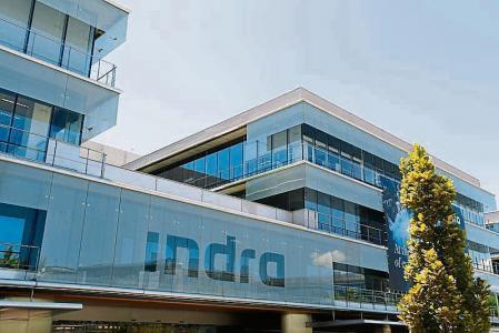 MADRID, 27/06/2022.- Detalle de la fachada del edificio en Alcobendas (Madrid) de la multinacional española Indra. Las acciones de la empresa de tecnología Indra rebotan un 3 % en la sesión de este lunes, la mayor subida del IBEX 35, a la espera de que su consejo de administración se reúna tras los cambios acometidos la pasada semana. EFE/Luis Millán