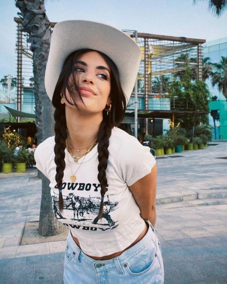 Dulceida lleva las trenzas con un sombrero estilo cowboy