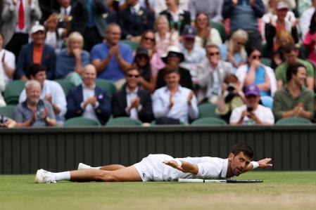 Novak Djokovic celebra un punto, este martes en Wimbledon