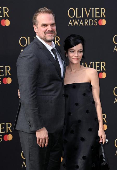 La cantante Lily Allen y David Harbour en los premios Laurence Olivier en Londres en abril del 2022