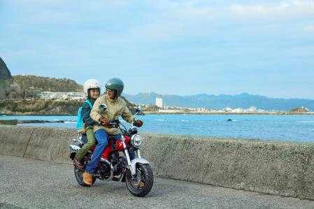 Independientemente de la época del año, hay que vestir de forma adecuada en moto para protegerse en caso de caída