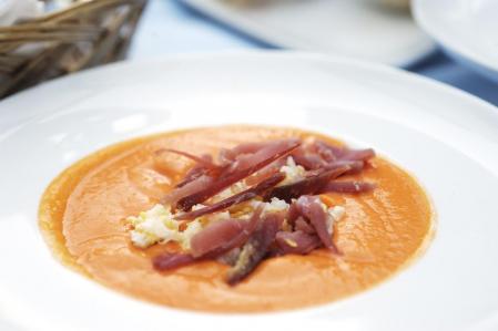 Salmorejo servido con jamón y huevo duro