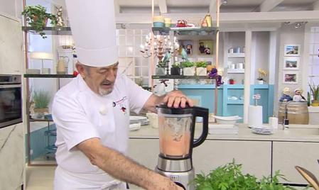 El cocinero Karlos Arguiñano preparando salmorejo