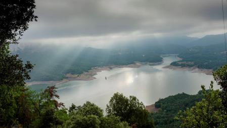 Rayos anticrepusculares al amanecer en Osona.