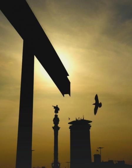 Silueta de la estatua de Cristóbal Colón en Barcelona.