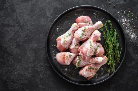 Puedes condimentar el pollo con las especias que te indica la receta o con las que más te gusten