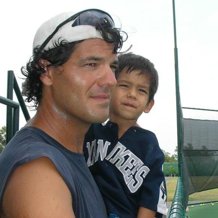 Frank Cuesta, en una imagen de archivo con su hijo mayor, Zape.