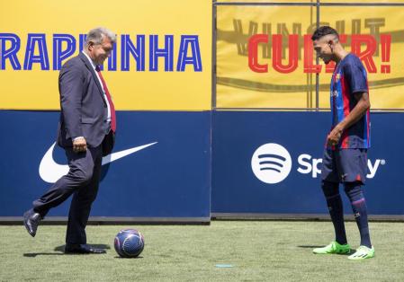 PRESENTACIÓN DE RAFHINHA, NUEVO JUGADOR DEL FC BARCELONA. JUNTO AL PRESIDENTE LAPORTA HACIENDO TOQUES DE BALON