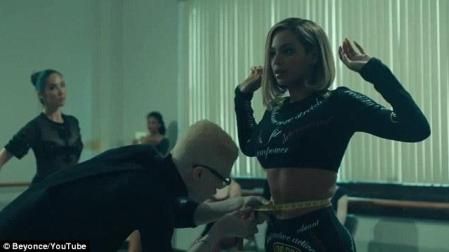 Beyoncé en el videoclip de 'Pretty Hurts', una reivindicación a la presión estética a la que está sometida la mujer