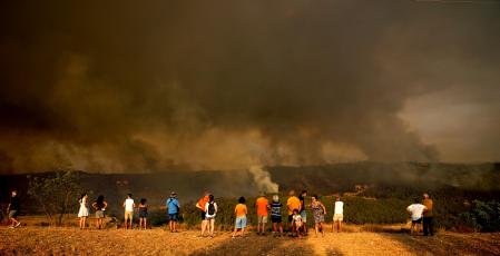 Vecinos de la zona afectada por el incendio del Bages contemplan con inquietud el pavoroso espectáculo de las llamas y las columnas de humo
