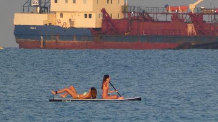David y Goliat frente a la playa de Gavà.