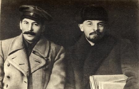 Stalin (izquierda) fue el sucesor de Lenin (derecha) y gobernó la Unión Soviética hasta su muerte en 1953.