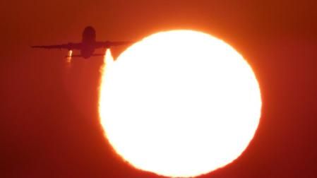 Amanecer de ola de calor en la playa de Gavà.