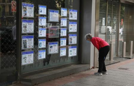 Una mujer consulta ofertas en una inmobiliaria