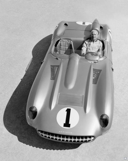 Zora Arkus-Duntov, al volante del Corvette SS de competición realizado en 1957 sobre la primera generación del ‘Vette’
