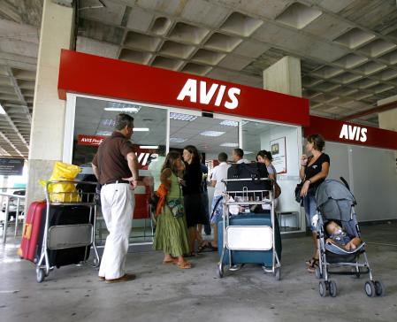 14-08-09. PALMA DE MALLORCA. Turistas esperan alquilar un coche en el aeropuerto de Palma de Mallorca. JAIME REINA