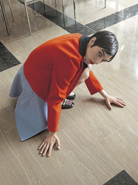 Dior apuesta por los sesenta con un conjunto bicolor de abrigo y vestido, mocasines plata y mini pendientes