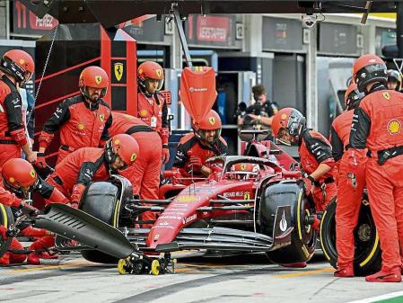 Mogyorod (Hungary), 31/07/2022.- Monaco's Formula One driver Charles Leclerc of Scuderia Ferrari at a pit stop during the Formula One Grand Prix of Hungary at the Hungaroring circuit in Mogyorod, near Budapest, Hungary, 31 July 2022. (Fórmula Uno, Hungría) EFE/EPA/ATTILA KISBENEDEK / POOL