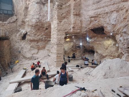 En busca del fuego.Trabajos arqueológicos en el Abric Romaní, excavado capa a capa alrededor de una columna que se ha dejado como testigo (y soporte), bajando nivel a nivel, para obtener una “foto” de cada 5.000 años.