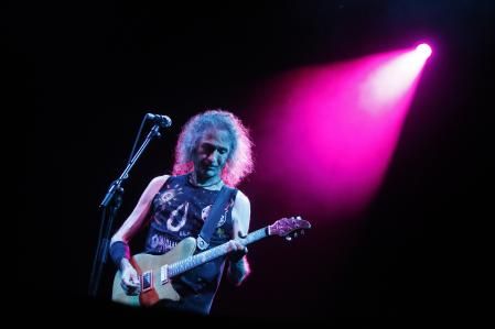 Robe Iniesta durante un momento de su concierto en Almería