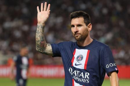 Leo Messi saluda al público durante la Supercopa de Francia que el PSG ganó al Nantes (4-0)