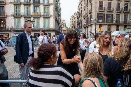 Laura Borràs saluda a los manifestantes en la Rambla de Barcelona