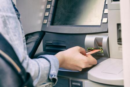 Una mujer utiliza un cajero automático