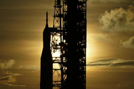 El cohete SLS, en la torre de lanzamiento del Centro Espacial Kennedy