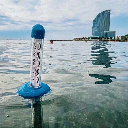 30 - 07 - 2022 / Barcelona / Temperatura agua del mar / foto: Llibert Teixidó