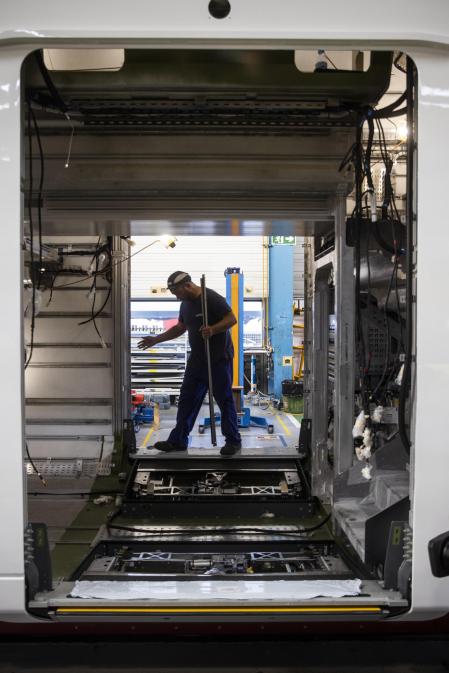 Un operario trabajando en el centro industrial de Alstom