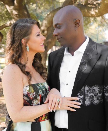 Marta Luisa de Noruega muestra su anillo de compromiso con el chamán