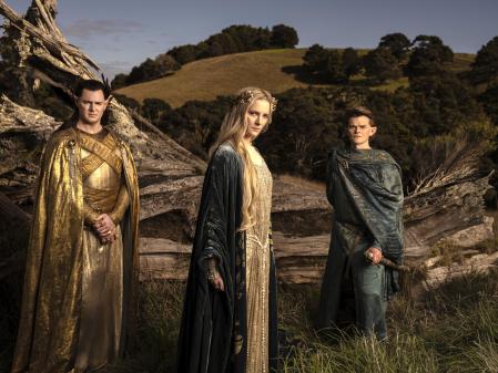 De izda. a dcha.: Benjamin Walker comoGil-galad; Morfydd Clark como Galadriel, y Robert Aramayo como Elrond, durante una escena de la serie 'Los Anillos de Poder'.