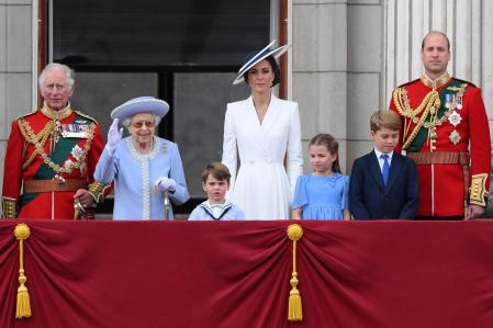 La reina Isabel II junto a la Familia Real en el balcón del Palacio de Buckingham tras el desfile del cumpleaños de la reina, el Trooping the Colour, como parte de las celebraciones del jubileo de platino de la monarca, en Londres el 2 de junio de 2022
