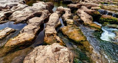 La erosión causada por el agua del río en Els Tres Salts.