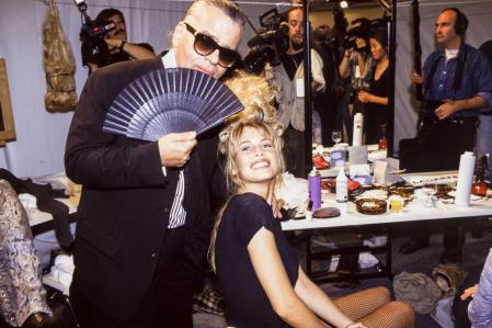 Claudia Schiffer et Karl Lagerfeld lors du défilé du couturier, Prêt-à-Porter, collection été 1994 à Paris en octobre 1993, France. (Photo by ARNAL/GARCIA/Gamma-Rapho via Getty Images)