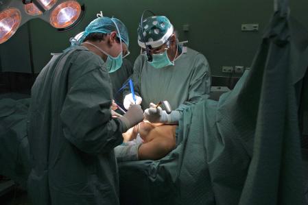 Una operación de implante de pecho (no de Allergan)