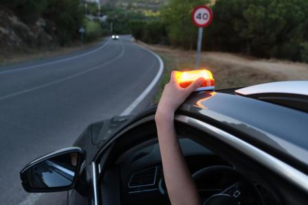 EL dispositivo luminoso V-16 sirve para pre-señalizar una emergencia sin necesidad de salir del coche; solo hay que colocarlo en el techo a través de la ventana