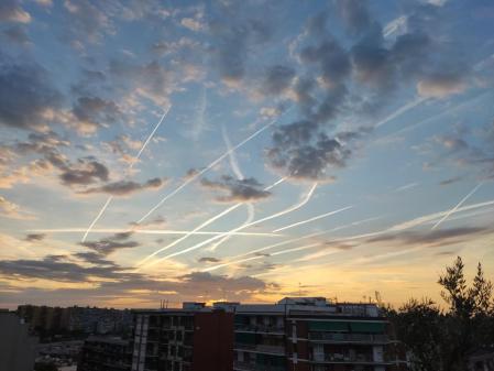 Cielo de estelas por encima de donde se ubicará la estación de La Sagrera.