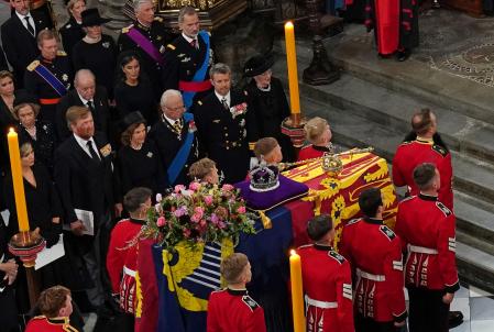 Los Reyes, sentados junto a Juan Carlos I y doña Sofía en el funeral de Isabel II.