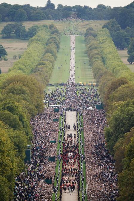 La procesión ceremonial del féretro de la Reina Isabel II recorre el Long Walk mientras llega al Castillo de Windsor para el Servicio de Entierro en la Capilla de San Jorge, en Windsor