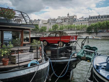 Vivir en estas embarcaciones se ha convertido en una forma de vida que permite experimentar el tranquilo vaivén de las aguas, a un paso del estrés de la gran capital