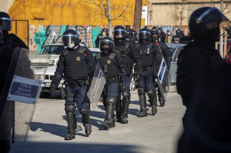 Desalojo de una nave industrial en Badalona