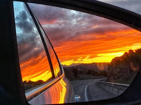 Puesta de sol en el retrovisor del coche, en Torelló.