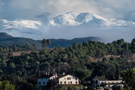 Vista del Puigmal con las primeras nieves del otoño.